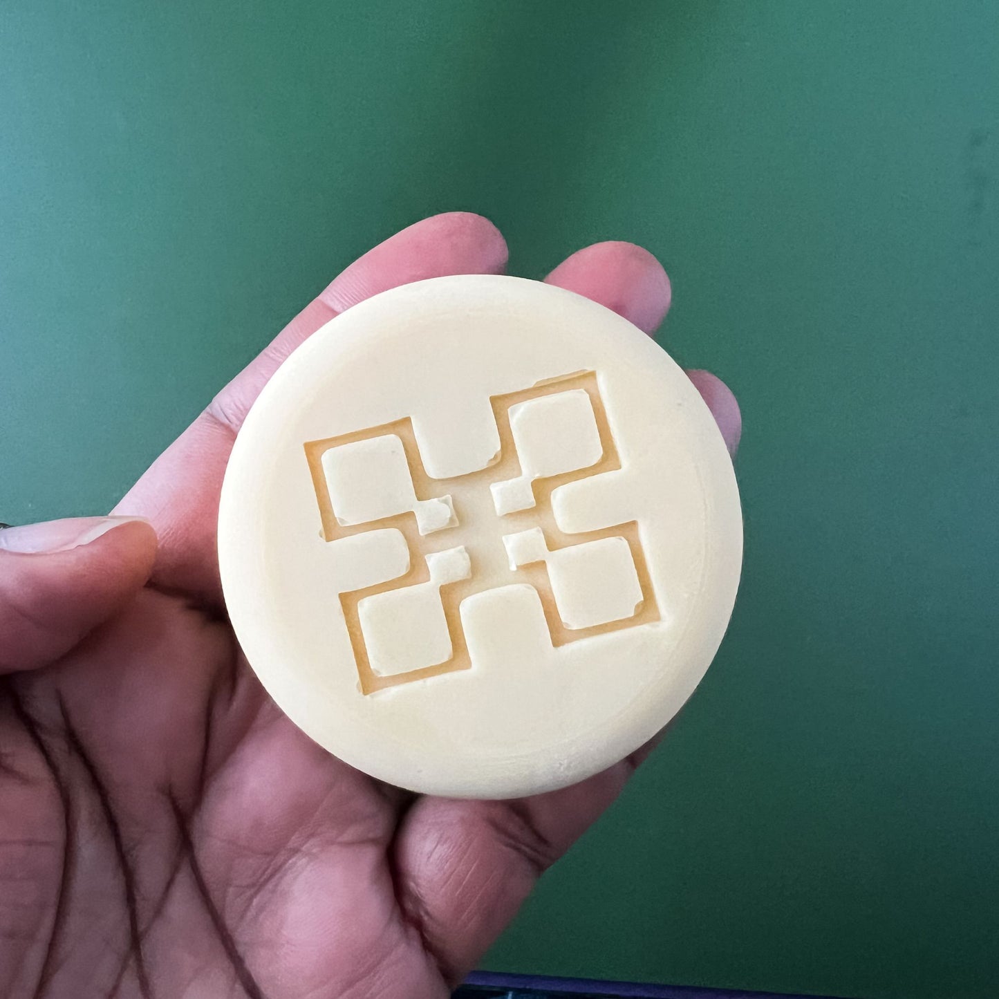 Akiba "Velvet Kpangnan" Body Butter Bar - Rich moisture. No scooping required.